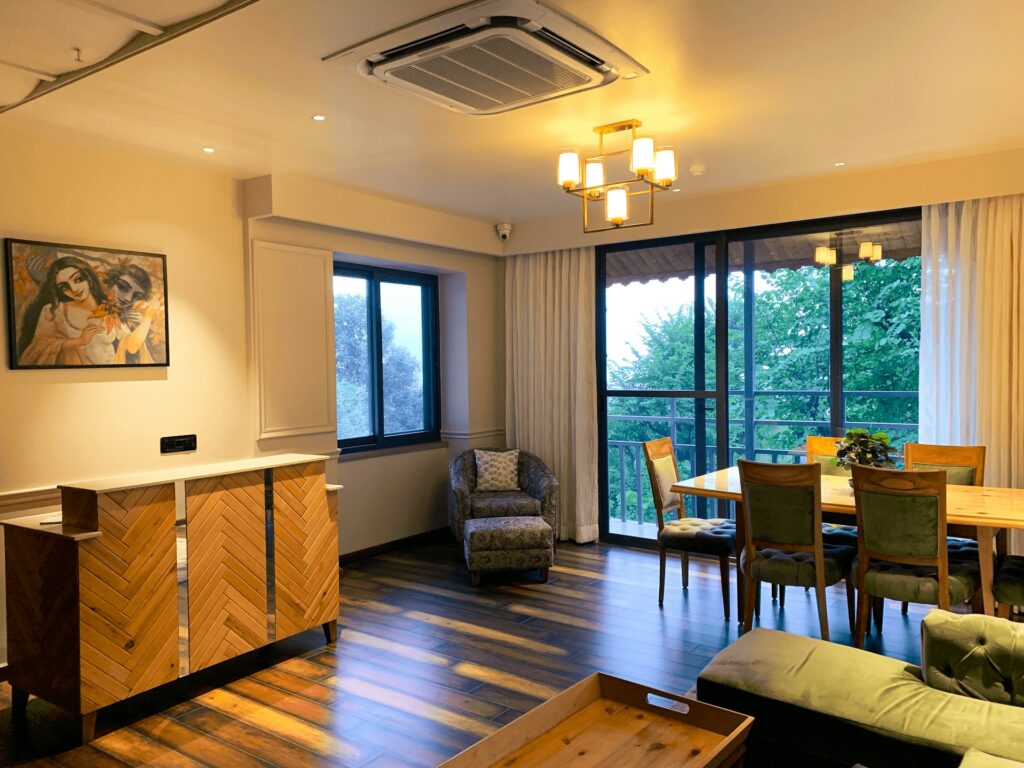 Luxury wooden hotel room in Dalhousie featuring handcrafted wooden furniture and cozy mountain stay interiors.